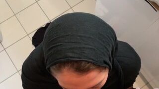 Gostosa de hijab me faz gozar em 3 minutos com seu boquete!